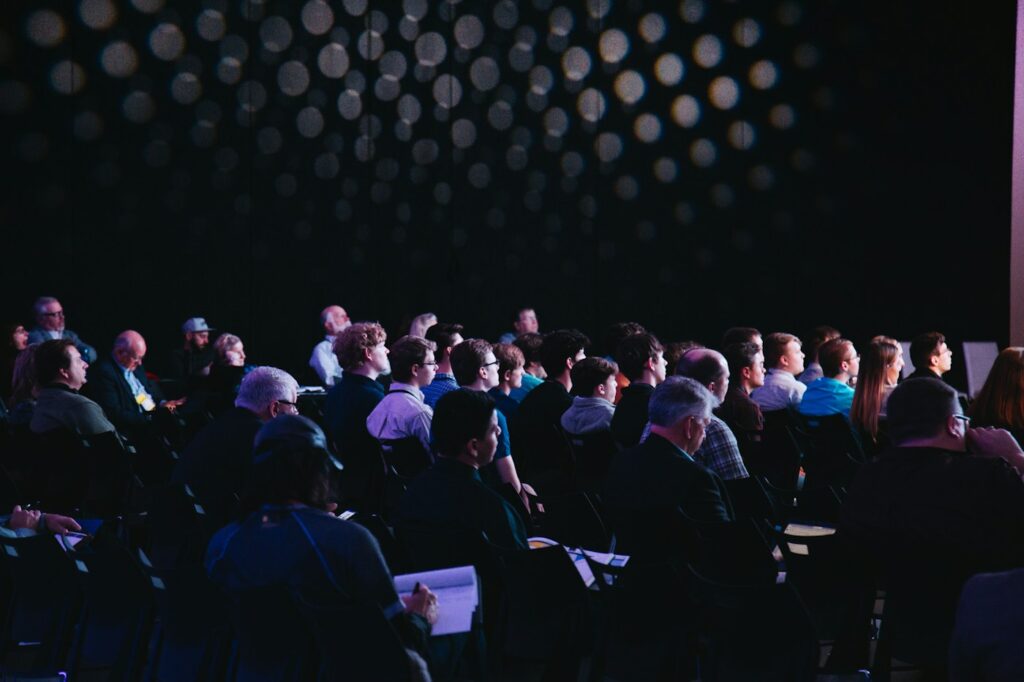 Auditorio de una conferencia. Fotografía ambiental de referencia.