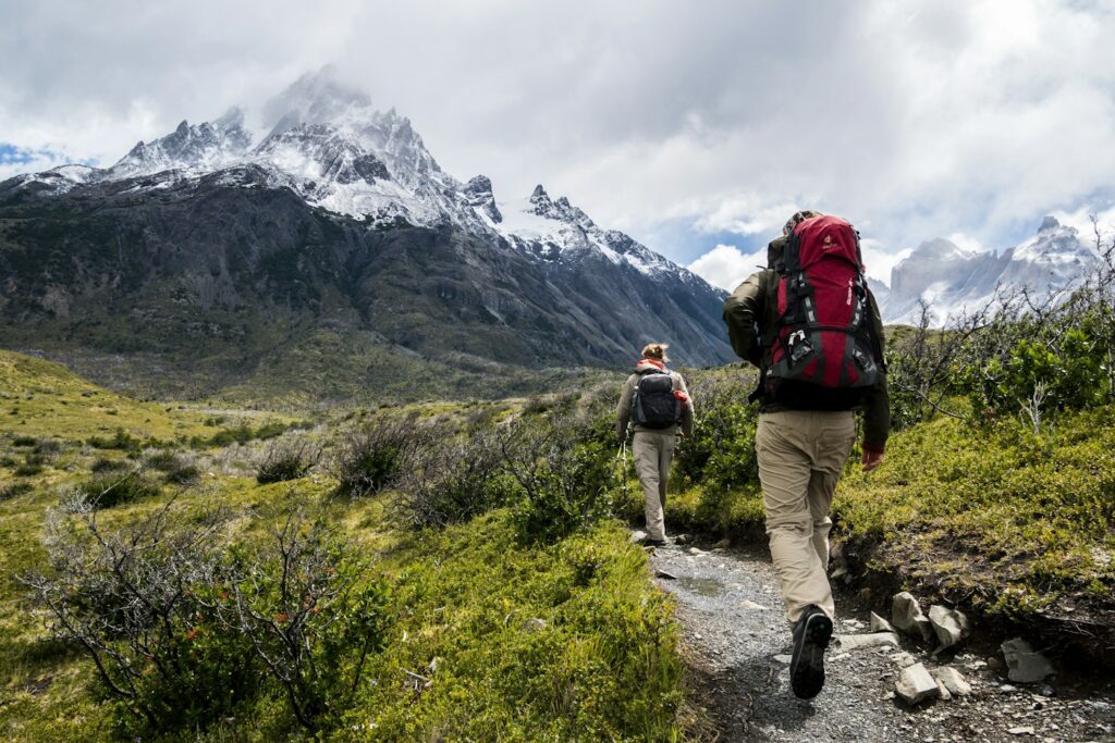 Personas recorriendo un sendero en la montaña. Fotografía ambiental de referencia.